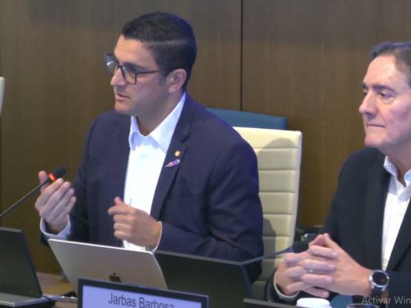 El doctor Daniel Salas, gerente ejecutivo del Programa Especial de Inmunización Integral y el doctor Jarbas Barbosa, director de OPS, responden a pregunta de Diario LA PRENSA.