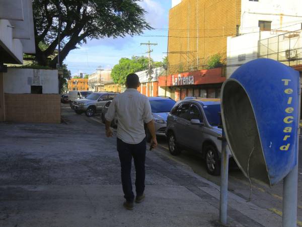 Hondutel comenzó sus operaciones el 1 de enero de 1977 como la empresa estatal de telecomunicaciones de Honduras. La empresa pionera en las telecomunicaciones y que llegó a tener más de 163,000 clientes en los 90, ha enfrentado desafíos financieros debido a la mala gestión y la competencia.