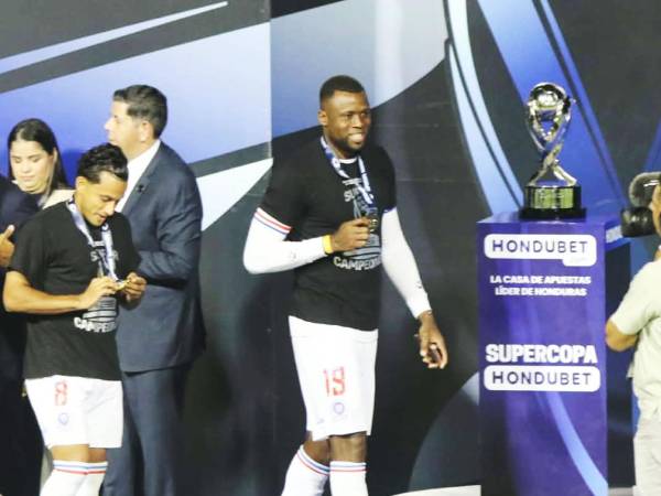 Yustin Arboleda, feliz con su medalla de suupercampeón de la Supercopa de Honduras.