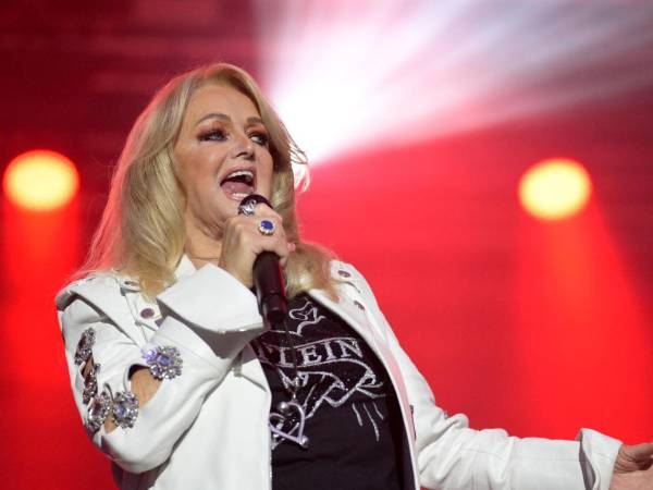 La cantante y compositora británica Bonnie Tyler durante un concierto.