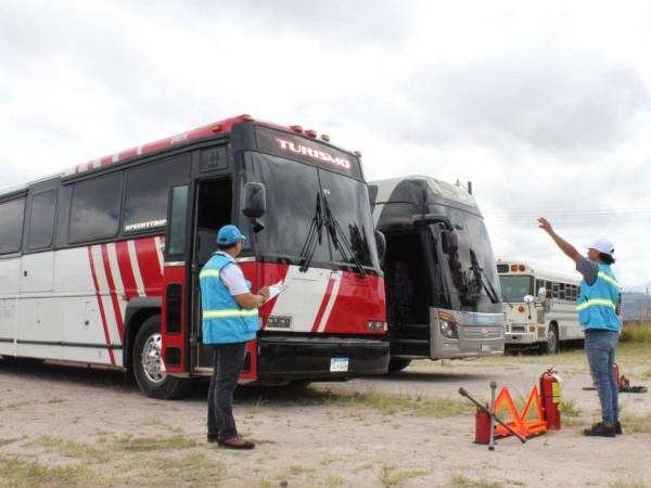 Personal del Instituto Hondureño de Transporte Terrestre (IHTT), realizan la inspección de las unidades que solicitan salir a excursiones.