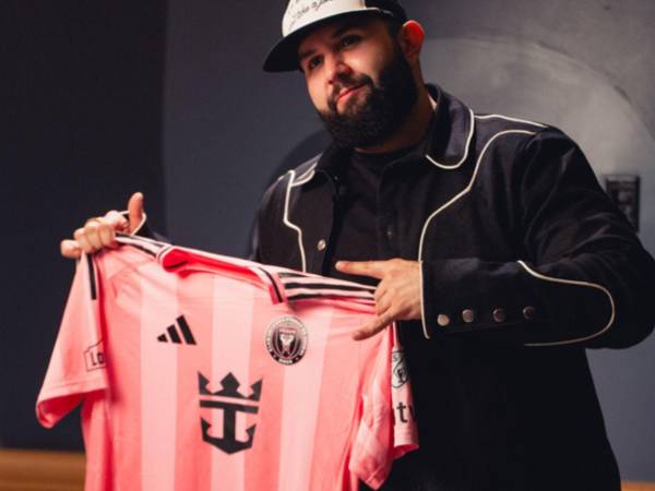 El nuevo estadio del Inter Miami será inaugurado el 4 de abril. Fotografía del 17 de febrero de 2026 cedida por el Inter Miami donde aparece el cantante mexicano Carín León posando con la camiseta del equipo de fútbol Inter Miami.