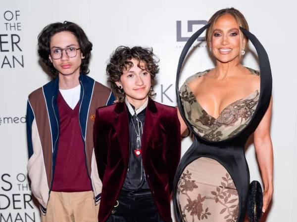 Foto de un evento reciente al que Jlo asistió con sus hijos mellizos, Max y Emme.