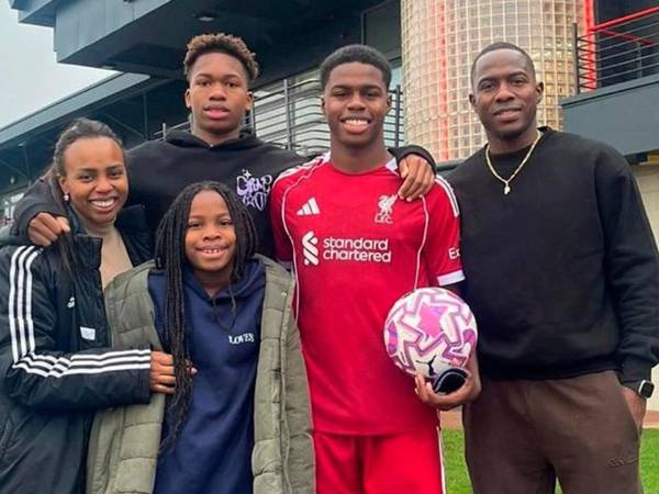 La familia Figueroa radican en Inglaterra y sus hijos comienzan a brillar en las reservas de los clubes.