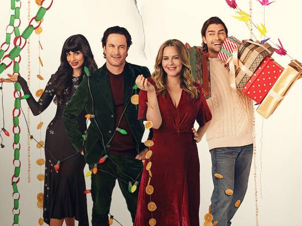 “A Merry Little Ex-Mas”: Se trata de una comedia romántica de Netflix que cuenta la historia de Kate (Alicia Silverstone), una mujer recién divorciada que organiza una última Navidad en su casa familiar antes de venderla, pero sus planes se desmoronan cuando su exmarido, Everett (Oliver Hudson), llega con su nueva novia, Tess (Jameela Jamil), desatando celos, malentendidos y situaciones caóticas, mientras Kate busca una forma de manejar la situación y quizás encontrar una segunda oportunidad, explorando el cierre de un ciclo y la familia. ¿Dónde verla? Netflix.