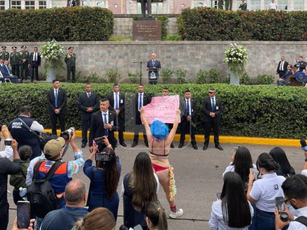 El presidente Nasry “Tito” Asfura participó en la ceremonia especial por los 205 años de independencia de Centroamérica, realizada en la plaza frontal del Banco Centroamericano de Integración Económica (BCIE). Tuvo que interrumpir su discurso por la protesta de una hondureña. Estas son las imágenes.