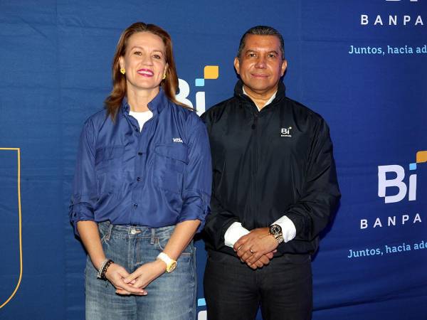 Ejecutivos de Banpaís y Visa durante la Watching Party del Super Bowl LX, reafirmando la alianza estratégica entre ambas marcas.