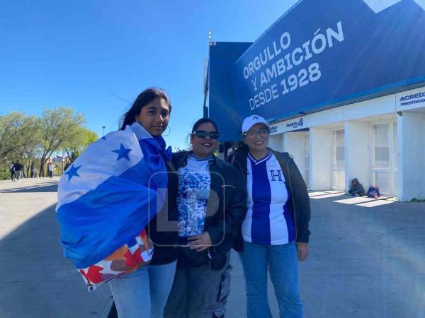 Empiezan a llegar los catrachos al Estadio Municipal de Butarque.