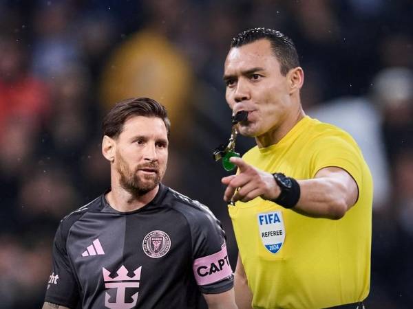 El partido del Inter Miami contra Sporting Kansas City en la Copa de Campeones de la Concacaf dejó una polémica imagen que involucra al árbitro mexicano Marco Ortiz con Lionel Messi. ¡Ya tomaron cartas en el asuento y hay escándalo!