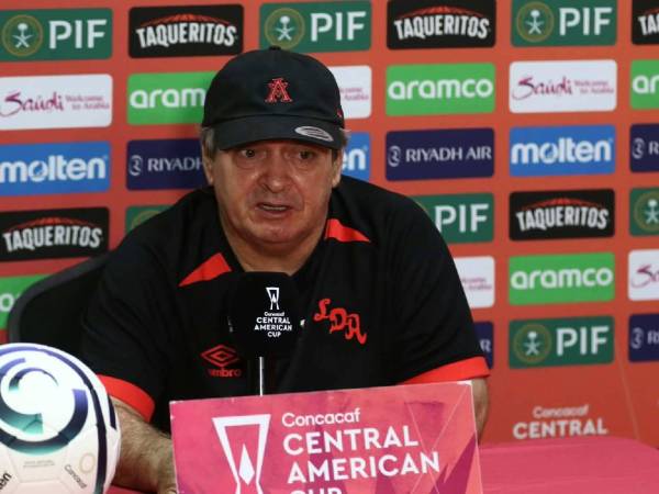 Óscar Ramírez atendió a los medios de comunicación.