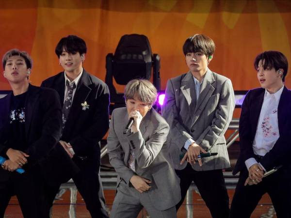 El aporte de cada integrante se observa en los créditos: RM figura como compositor en 13 de las 14 canciones, con un papel central en la producción musical.