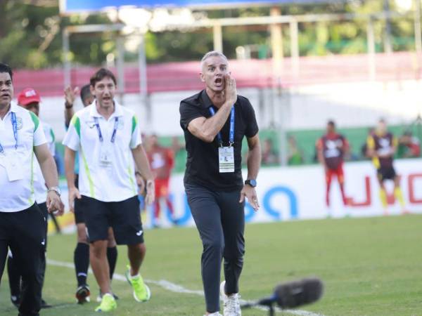 Pablo Lavallén reclamándole a los árbitros en el clásico Marathón- Real España.