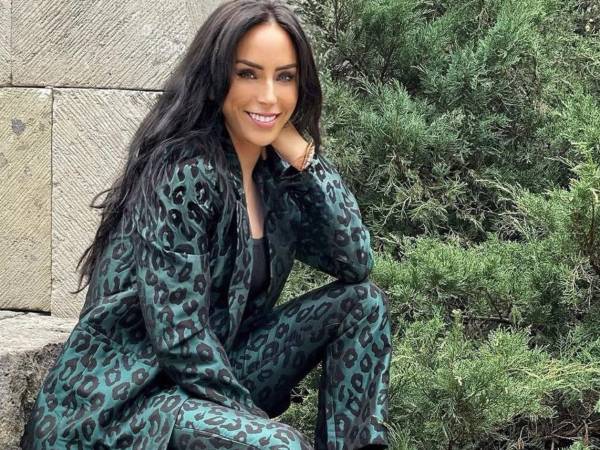 La presentadora mexicana Inés Gómez Mont, reconocida por su trayectoria en televisión y su estilo glamuroso, enfrenta uno de los escándalos judiciales más mediáticos del espectáculo latinoamericano. Desde 2021 se encuentra prófuga de la justicia mexicana y es buscada por la Interpol en más de 190 países.