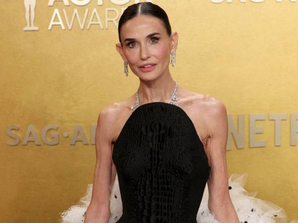 La reciente aparición de Demi Moore en la alfombra roja de los Actor Awards 2026 provocó una ola de comentarios y especulaciones sobre su estado físico. La actriz presentó una silueta visiblemente más delgada que en ocasiones anteriores, lo que despertó preocupación entre seguidores y observadores de la industria.