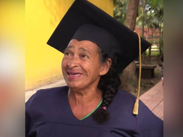 A sus 65 años, doña María Victoria Ramos, originaria de Yoro, Yoro, celebró el 20 de noviembre su graduación como Bachiller Técnico Profesional en Informática, demostrando con su ejemplo que nunca es tarde para perseguir los sueños y que la determinación no tiene edad. Conozca aquí su historia.