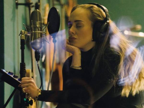 La expectativa por el regreso de Adele crece en todo el mundo. La reconocida cantante británica habría retomado el trabajo en el estudio de grabación para desarrollar el proyecto que sucederá a su exitoso álbum 30, despertando el entusiasmo de millones de seguidores que esperan nueva música desde hace varios años.