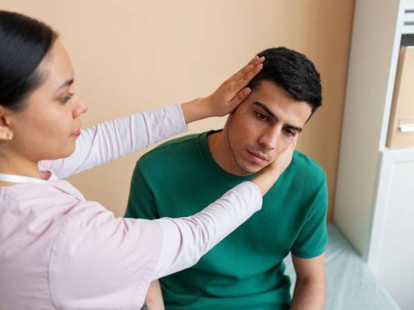 Un joven acude a una evaluación médica en una fotografía de referencia.