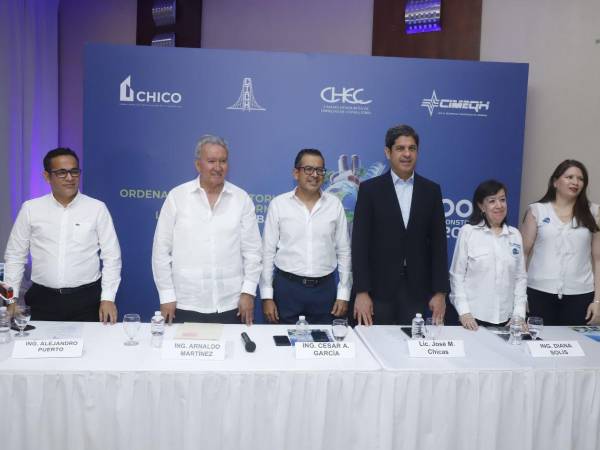 La mesa principal estuvo integrada por representantes de la CICH, CHICO, la Cámara de Comercio e Industrias de Cortés, CIMEQH y CHEC.