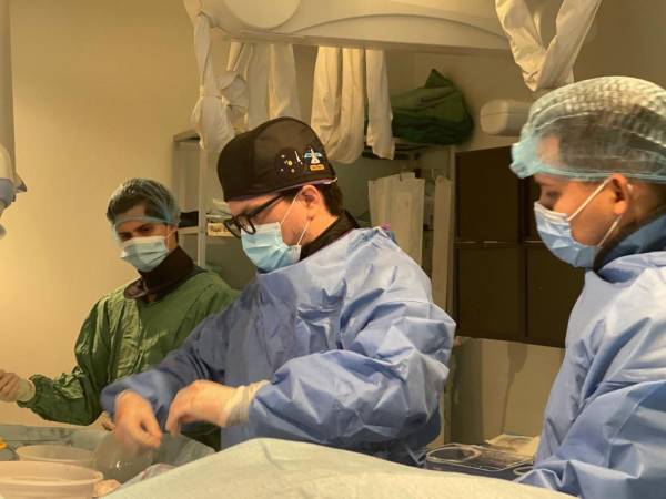 Médicos del Mario Rivas realizan una trombectomía mecánica a un paciente con infarto cerebral.