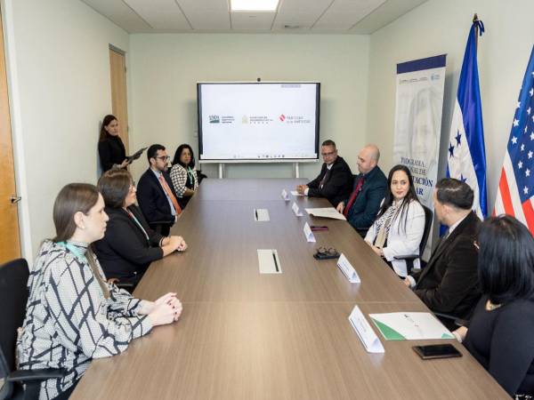 Este convenio beneficiará a unos 96 mil niños y niñas de prebásica hasta noveno grado, en unas dos mil escuelas públicas en las comunidades más remotas de la zona occidental del país.
