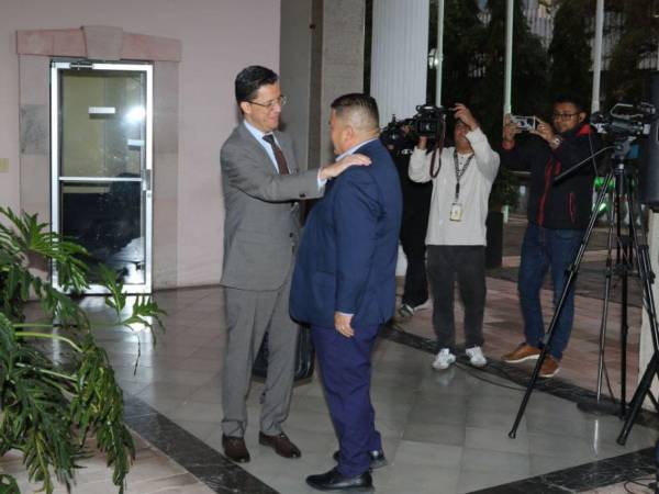 Desde minutos antes de la hora convocada comenzaron a llegar los nuevos funcionarios.