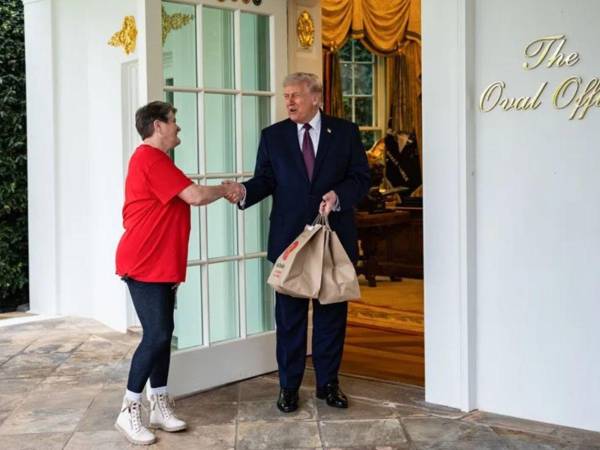 La imagen dio la vuelta al mundo gracias a los medios y las redes sociales, que se preguntaron quién era aquella mujer vestida con una camiseta roja con el lema La abuela de DoorDash.