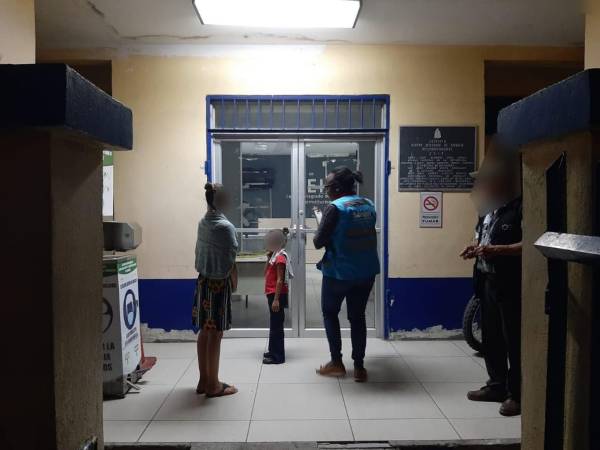 Las niñas fueron llevadas al hospital Atlántida presuntamente por el padre, quien las dejó abandonadas tras verse descubierto, luego rescatadas por las autoridades de protección de la niñez.