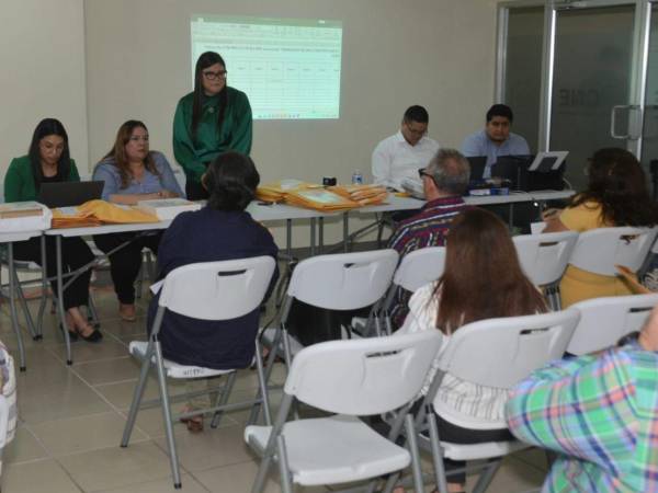 Personal del CNE durante la apertura de ofertas para el proceso de contratación especial
