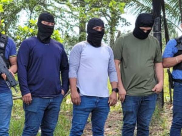 Fotografía del rescate por agentes de la DPI en una zona de Villanueva, Cortés.