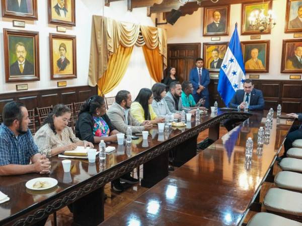 Representantes de los afectados por Koriun sostienen encuentro con el presidente del Congreso Nacional, Tomás Zambrano.