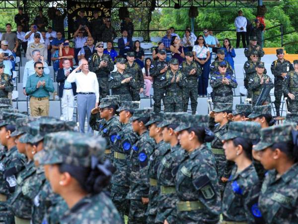Más de 90 mujeres se graduaron este viernes tras completar el Curso de Adiestramiento Básico Individual del Soldado.