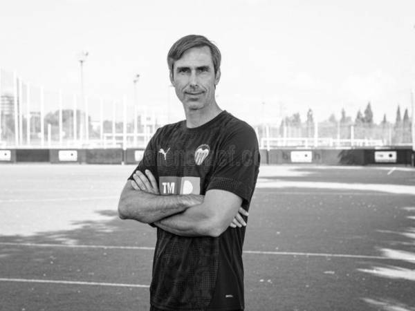 Fernando Martín Carreras, exfutbolista y entrenador del Valencia Femenino B, y tres de sus hijos permanecen desaparecidos tras un accidente marítimo en aguas de Indonesia.