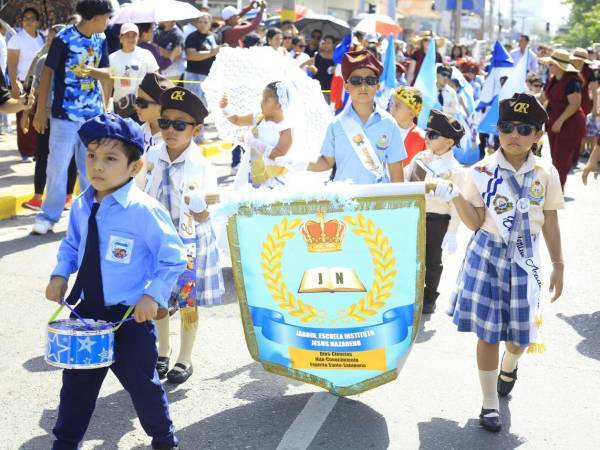 Diferentes Centros de Educación Basica y Prebasica gubernamental y no Gubernamental se hicieron presente en el desfile en conmemoracíón del 205 años de Independencial de Honduras