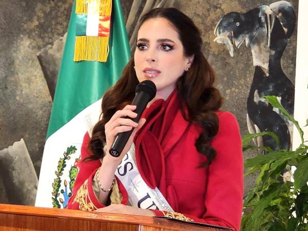 La Miss Universo Fátima Bosch habla durante su visita a la sede del consulado de México este lunes, en Nueva York (EE.UU). EFE/ Ruth Hernández