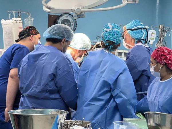 Médicos de España y el hospital Mario Rivas durante una cirugía.