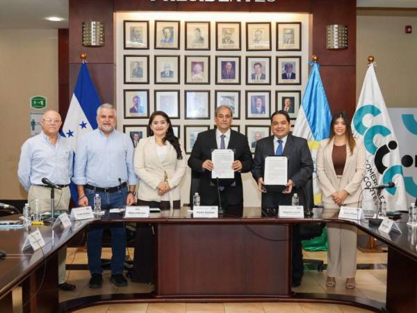 El presidente de la CCIC, Karim Qubain y el director del Infop, Edgardo Loucel, firmaron el convenio de cooperación este miércoles 11 de marzo.