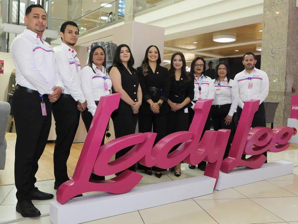 Ejecutivos, colaboradores, clientes, marcas aliadas e invitados especiales se reunieron en City Mall Tegucigalpa para celebrar el 55 aniversario de Lady Lee.