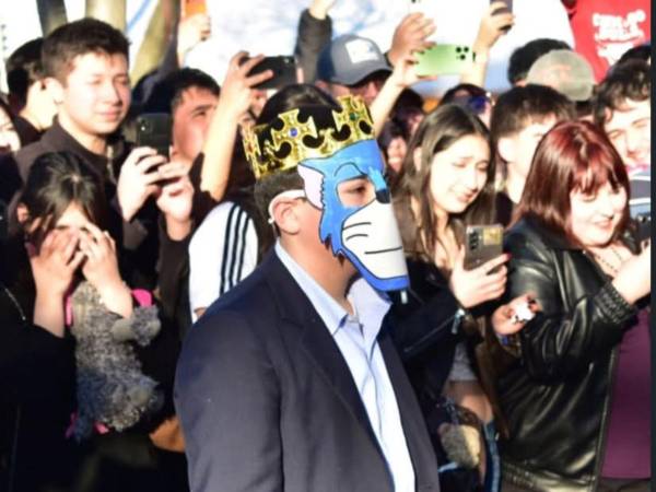 <i>El participante conocido como Gato Rey durante una batalla de aura en Chillán, Chile.</i>