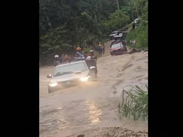 Las intensas lluvias registradas en las últimas horas han azotado con fuerza varias regiones del departamento de Olancho. Las precipitaciones de gran intensidad han provocado el desbordamiento de diversos ríos en el municipio de Catacamas. Imagen tomada de <b><a rel=nofollow href=https://www.facebook.com/jean.paul.rivera.226324?__cft__[0]=AZZDGBBVfXEIERBCvsrlLPpYN80bRbZRliJupT8xAHNWTo7dbmqp1aayDSpAcyCg2utNxg5K1HxI4unb__OGw_pJut7rmSRzXKzVWbgX-m3YTyg9GtuINj7zvGs3H5uda4Q1PFG364cfF26idoC0Or_bgO2uxG-AIo5pnxqWYuyN9FyksWrC8CW9QN-lwWGxpx5Lp3AE_vormoQGgN0QM5MT&amp;__tn__=-UC%2CP-R>Jean Paul RM</a></b>.