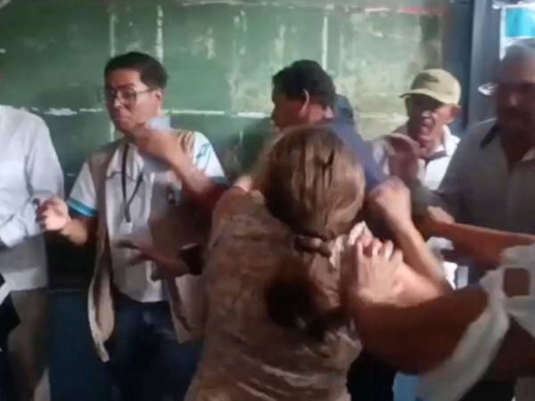 VIDEO: Mujer se va a los golpes con un hombre en centro de votación de Danlí