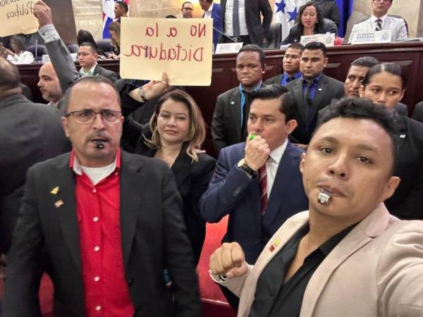 Tras los incidentes ocurridos en el Congreso Nacional durante la sesión del 9 de abril de 2026, la Junta Directiva oficializó la sanción administrativa contra 15 diputados de la bancada de Libertad y Refundación (Libre). Uno de ellos sacó solo 13 mil lempiras y otro ni un centavo.