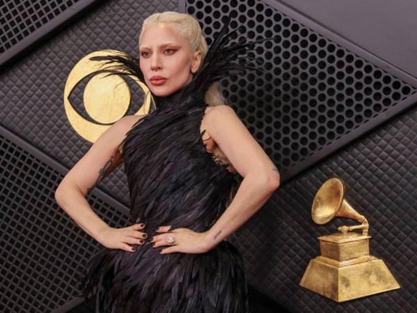 Las arriesgadas transparencias de Chappell Roan y Karol G, junto al imponente vestido de plumas de Lady Gaga, contrastaron con la sobriedad de Billie Eilish y la silueta clásica adornada con pedrería de Sabrina Carpenter en la alfombra roja de los Premios Grammy, celebrados esta noche en Los Ángeles.