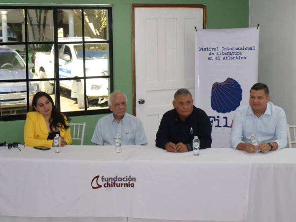 La directora del festival, Karen Ayala; el escritor homenajeado, Julio Escoto; el alcalde de Omoa, Ricardo Alvarado; y Javier Brocato, presidente de la Cámara de Comercio e Industrias de Omoa.