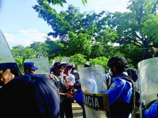 Heridos y hospitalizados dejó el desalojo en Quimistán.