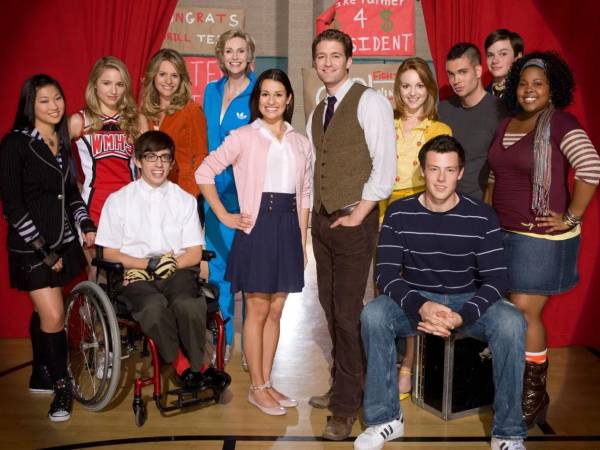 El elenco estuvo encabezado por <b>Lea Michele, Cory Monteith, Amber Riley, Chris Colfer, Dianna Agron, Naya Rivera, Darren Criss, Jane Lynch, Matthew Morrison </b>y otros intérpretes que posteriormente alcanzaron mayor reconocimiento.