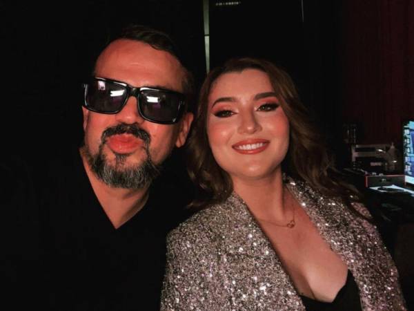 El proceso legal entre Alicia Villarreal y su expareja Cruz Martínez sumó un nuevo giro tras la reprogramación de una audiencia clave, decisión que ha generado inconformidad en el equipo jurídico de la cantante. La audiencia, que formaba parte de la investigación por una denuncia de presunta violencia, fue aplazada hasta el mes de mayo, lo que encendió alertas en la defensa al considerar que podría tratarse de un retraso injustificado en el proceso.