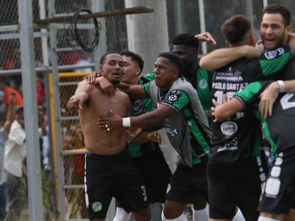 Luis Santamaría celebrando su gol que tiene ganando al Juticalpa FC.