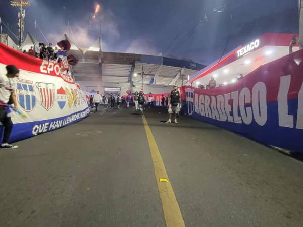 La barra Ultra Fiel del Olimpia le hará un pasillo a su equipo Olimpia en las calles de Tegucigalpa.