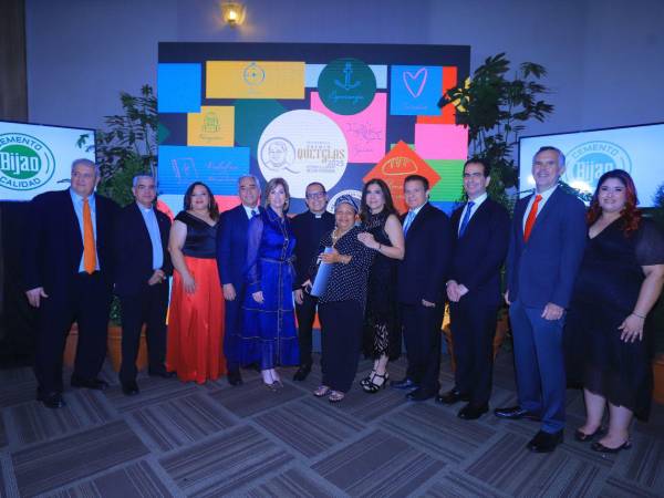 Miembros de la junta directiva de Fundación OSOVI junto a la ganadora del Premio Quetglas 2025, Zoila Lagos, de la Asociación de Apoyo Mutuo Entre Mujeres de Honduras (APOMUH).