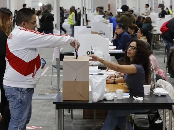 En total, fueron 13 locales de los distritos limeños que acudieron ciudadanos desde la madrugada de este lunes para cumplir con su<b> </b>votación.